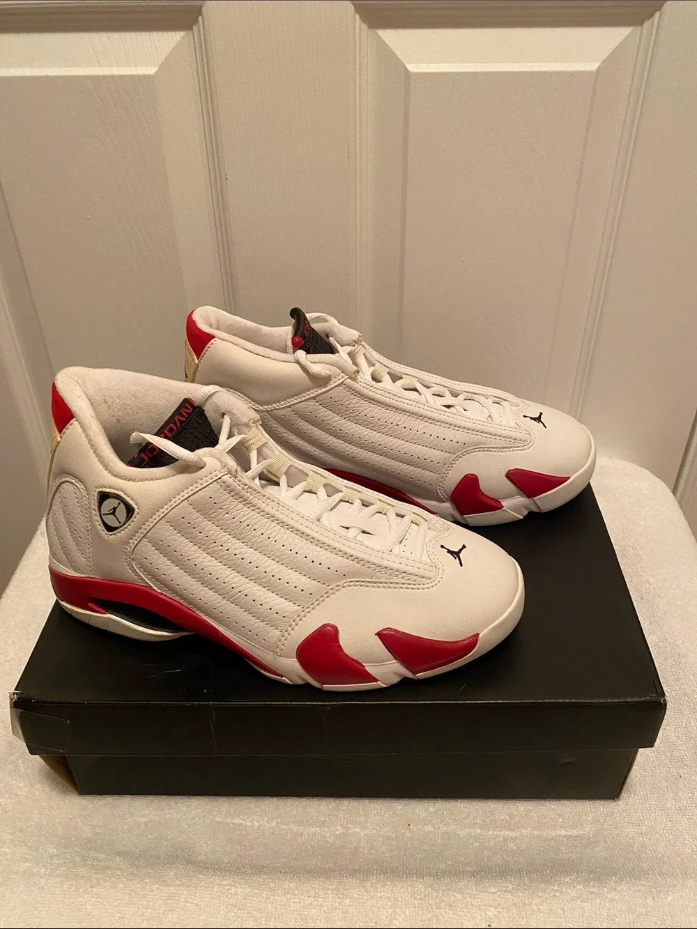 Air Jordan 2 Retro White and Red Men’s Sneakers…size 8